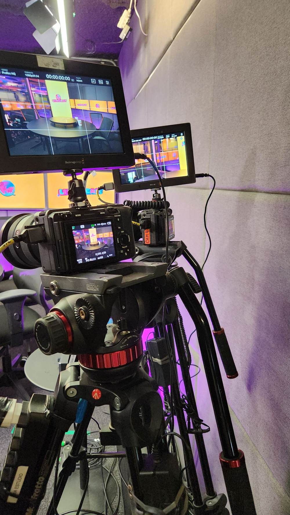 Câmera e monitores de estúdio durante gravação da Conexos