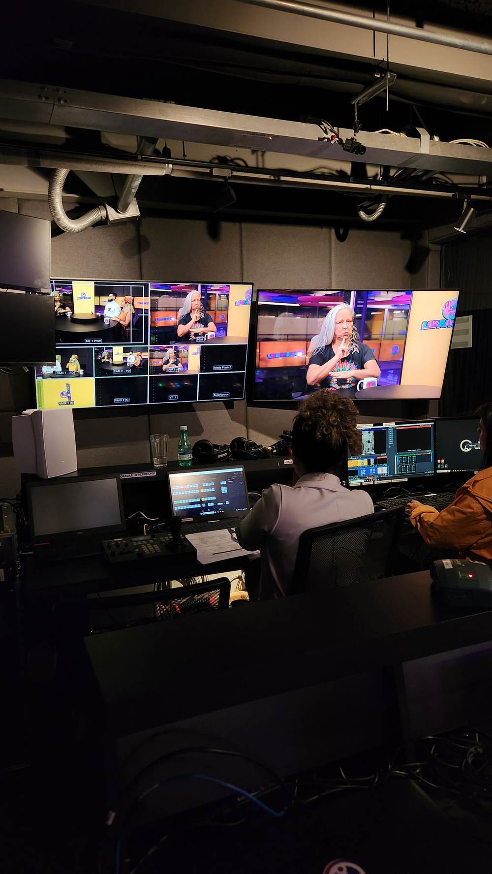 Monitor de produção exibindo a janela de Libras durante uma transmissão