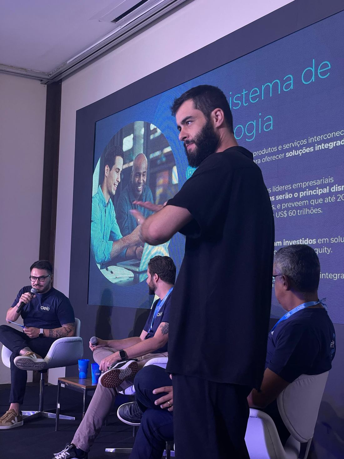 Interpretação de Libras em painel corporativo da Cielo