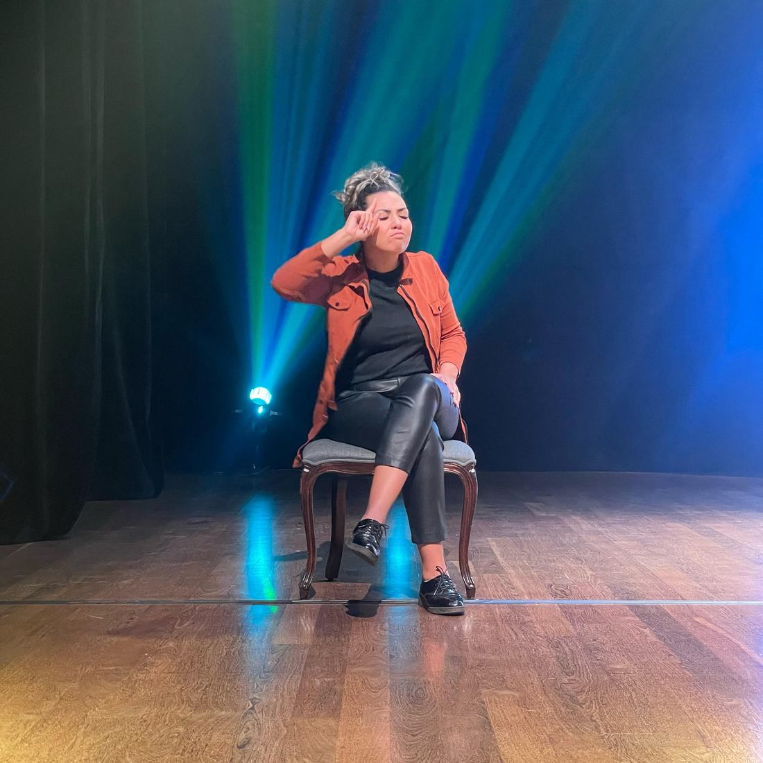 Interpretação de Libras em apresentação de palco com iluminação cênica