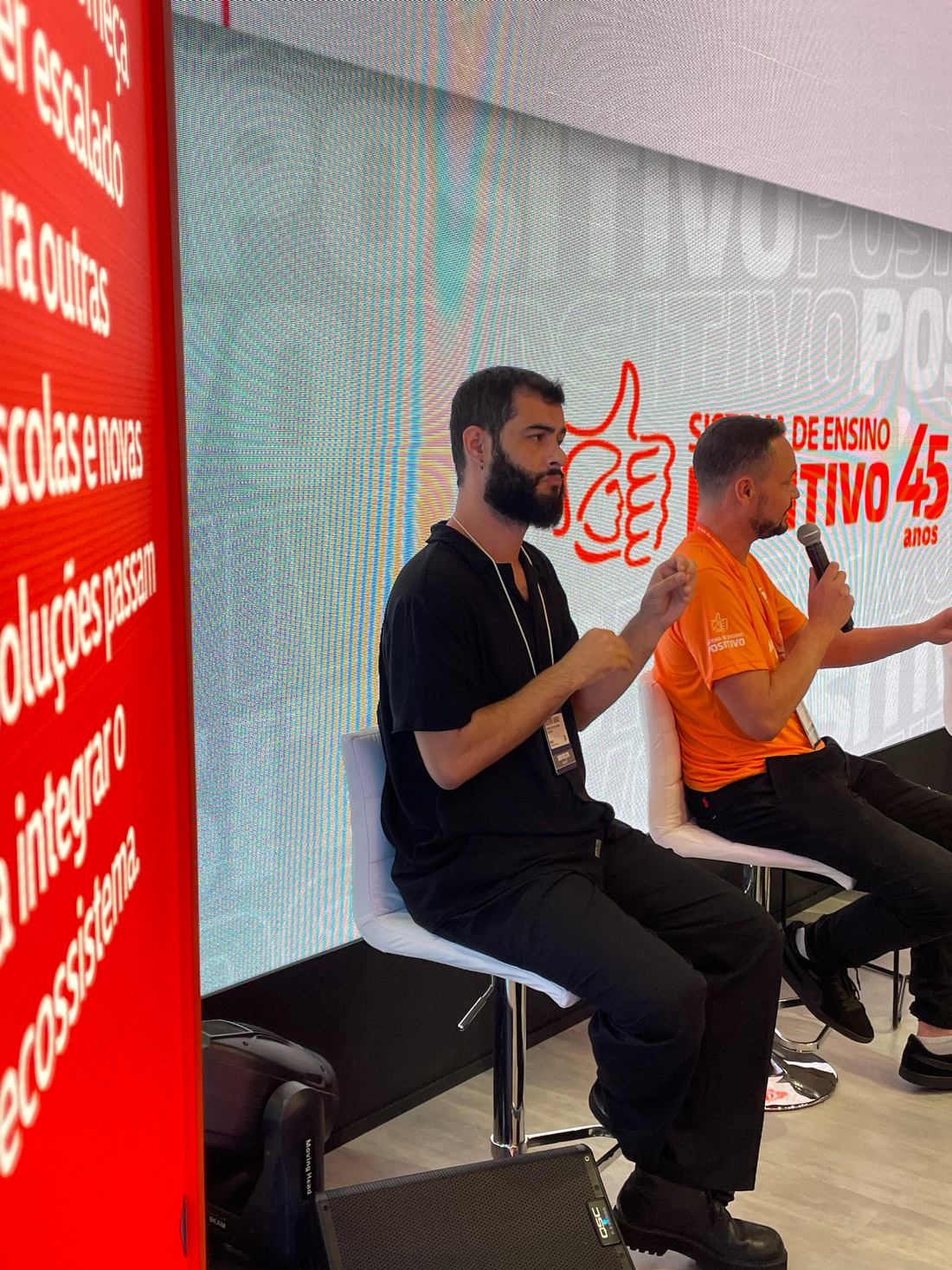 Interpretação de Libras em evento do Sistema de Ensino Positivo