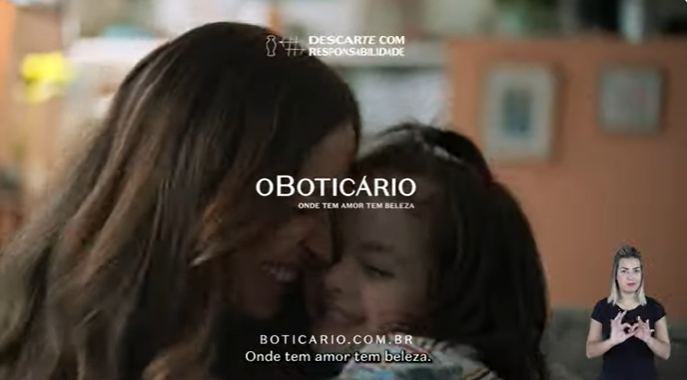 Janela de Libras aplicada em vídeo de campanha de O Boticário