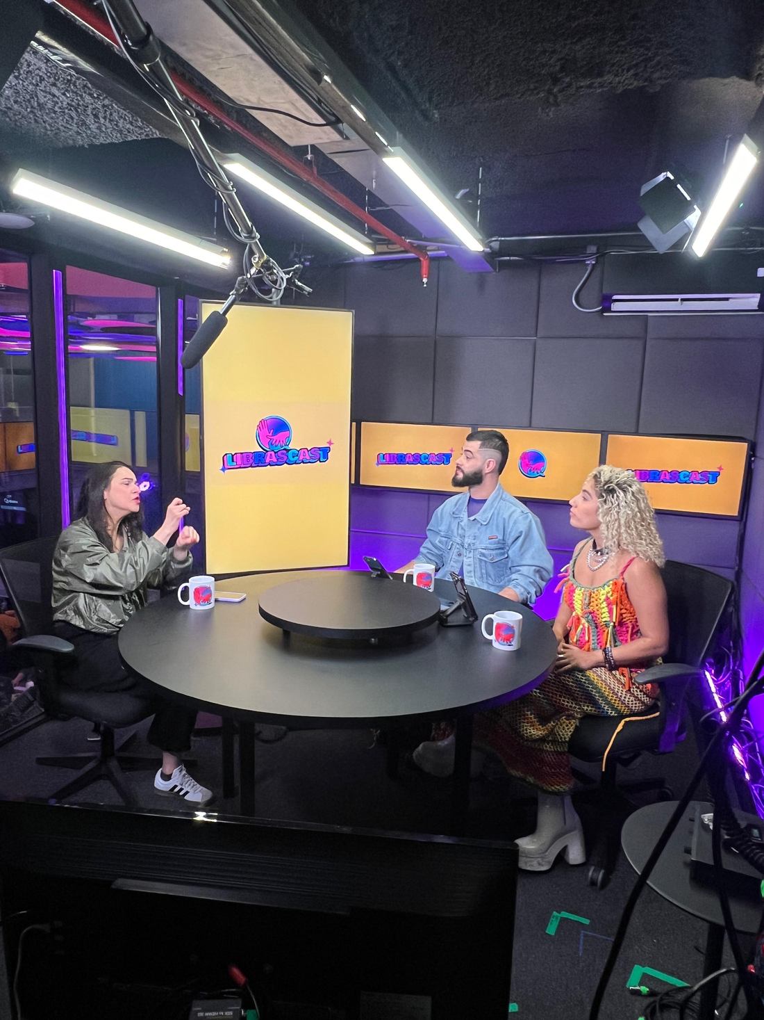 Estúdio do LibrasCast durante gravação, com equipe à mesa