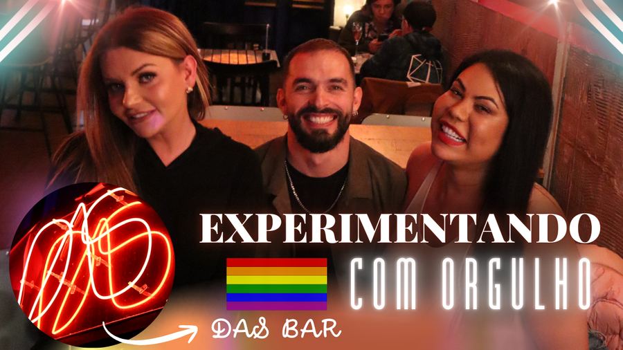 Capa do episódio 'Experimentando com Orgulho', com os apresentadores em bar com decoração LGBTQIA+