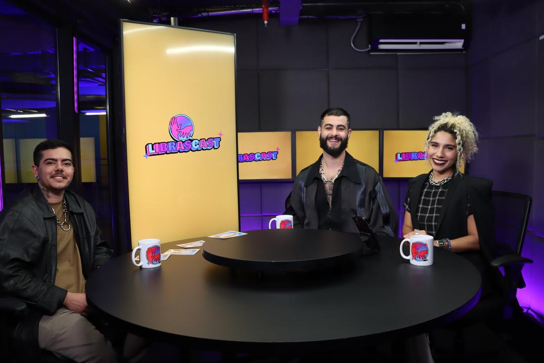 Apresentadores do LibrasCast com convidado, outra gravação no estúdio