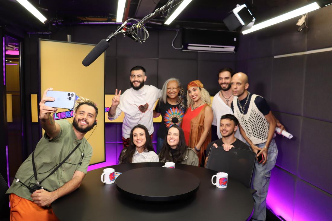 Equipe do LibrasCast reunida no estúdio de gravação